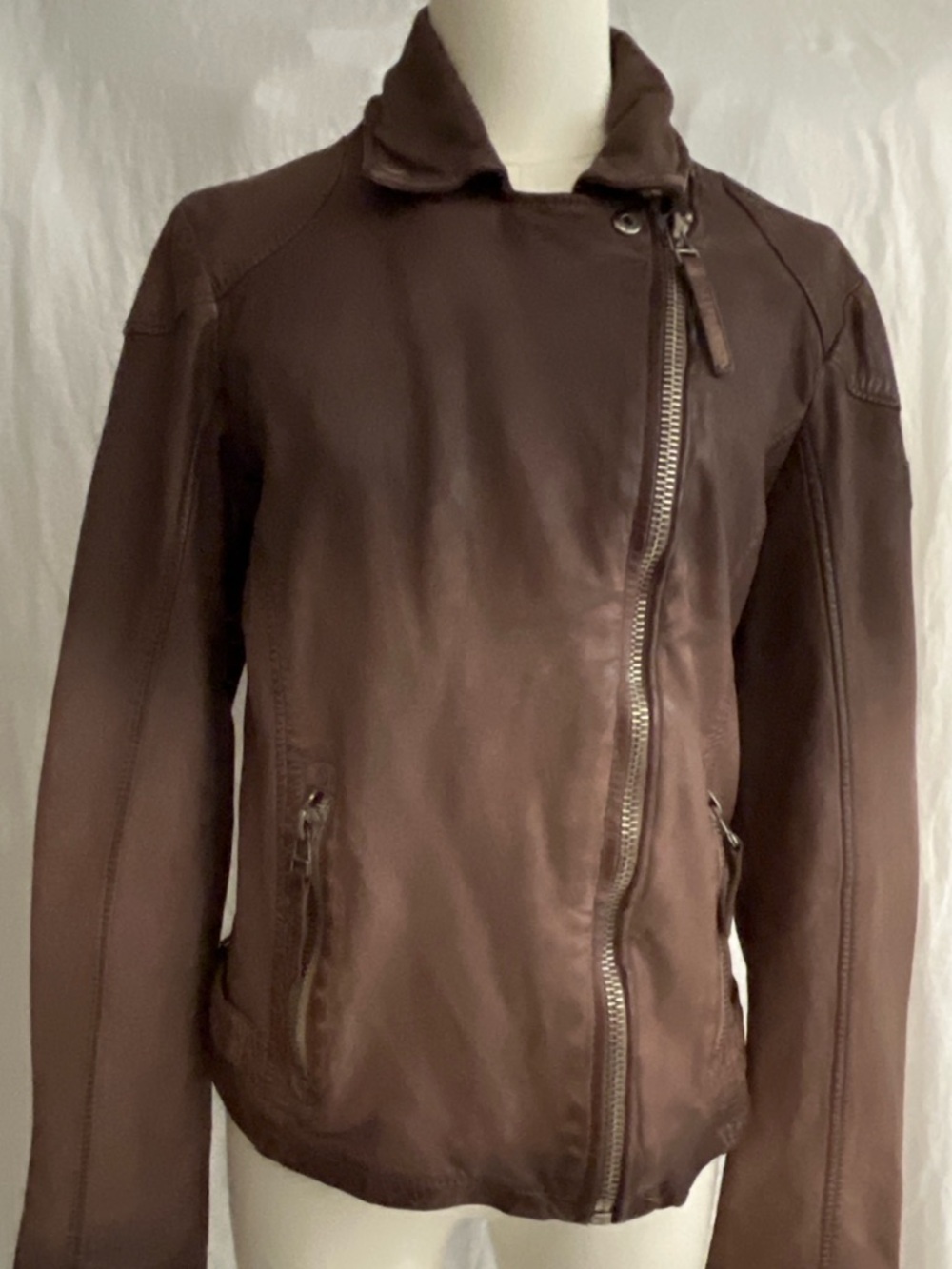 Mauritius Lamb Leather Moto
Jacket Brown Fitted Minimal fit